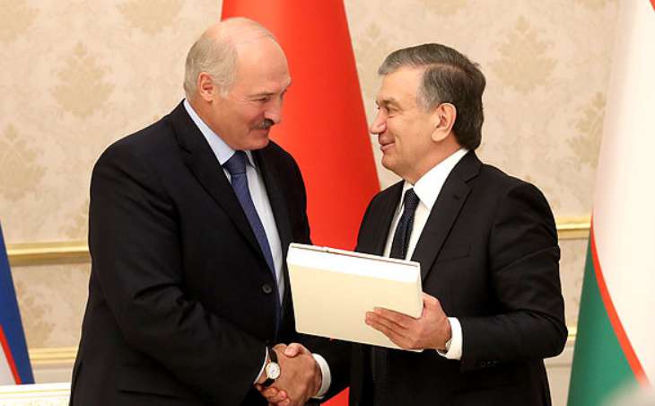 Лукашенко подарил Мирзиееву вышиванку, а его сын Николай – статуэтку зубра