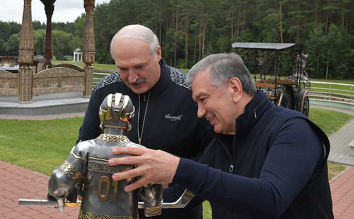 Появилось фото статуи Лукашенко-хоккеиста, подаренной Мирзиеевым. Похож?