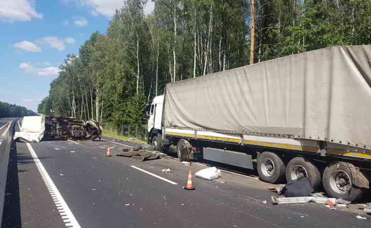 В Лидском районе микроавтобус влетел в стоявший автопоезд. Один человек погиб