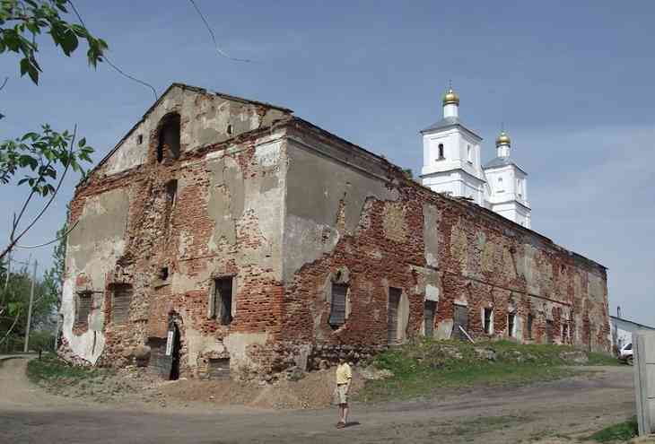 Бывший монастырь кармелитов в Глубоком пустили с молотка: неудачно