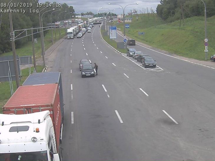 На границе с Евросоюзом очереди не снижаются