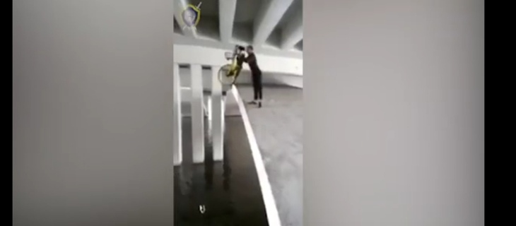 Парня, который выбросил в реку велосипед байкшеринга, сегодня отпустили