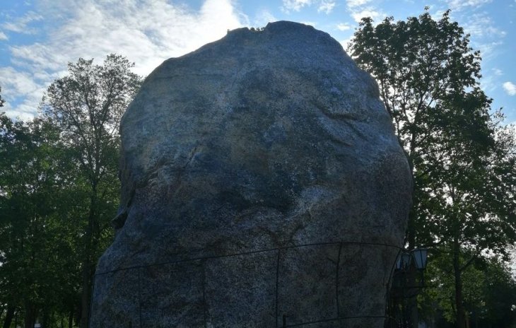 Образ Божьей матери увидели брестчане на камне в городском саду