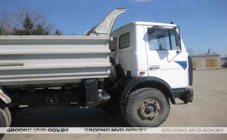 В Ивьевском районе 20-летний парень поездил по школьному двору на чужом МАЗе и заработал уголовное дело