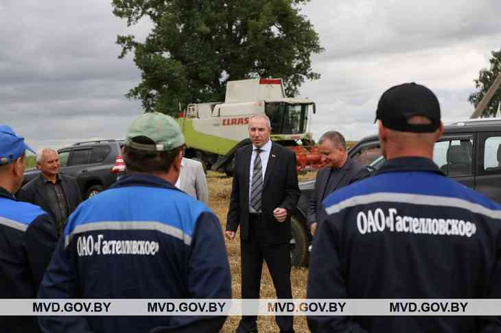 Не мешает ли милиция? Глава МВД побывал на уборочной