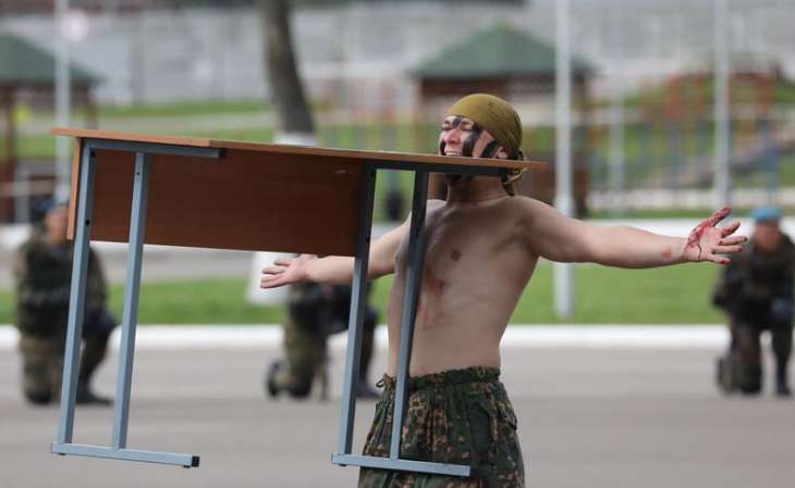 Как отмечали 2 августа в Беларуси: в Витебске десантник поднял зубами школьную парту