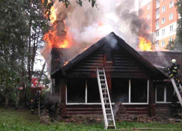 Баня горела прямо напротив многоэтажки в Минске