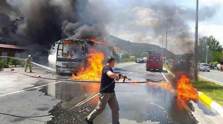 Пассажирский автобус загорелся: погибли не менее 5 человек 