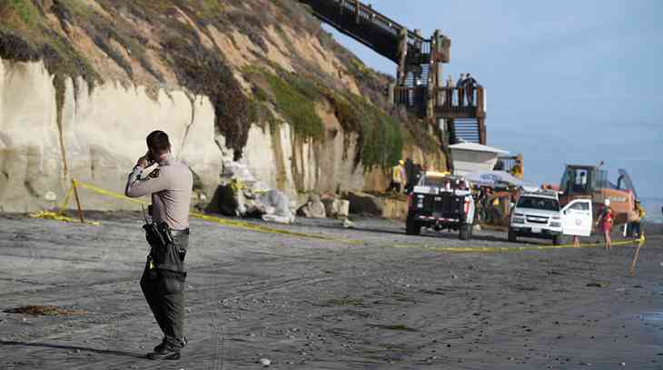 На пляже рухнула скала: три человека погибли