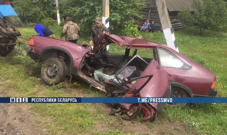 В Чечерском районе водитель «Москвича» врезался в опору ЛЭП и вылетел из машины 