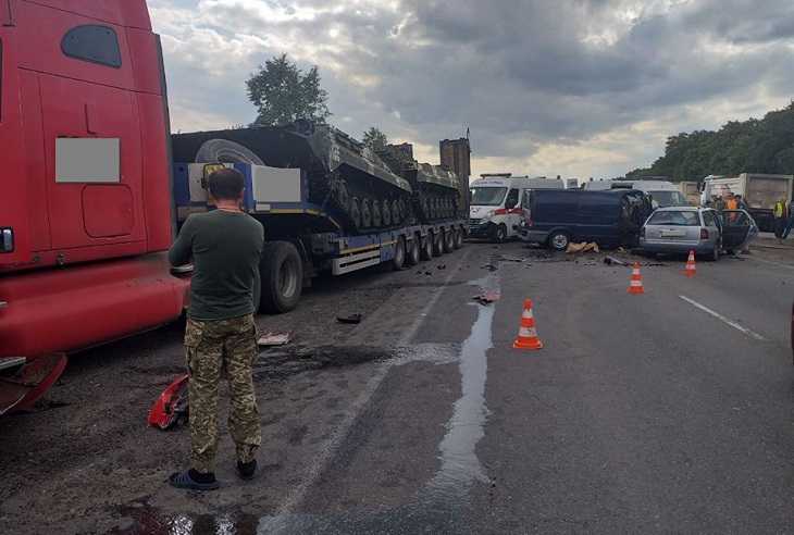Массовое ДТП в Украине: в грузовик с военной техникой врезались три авто, одно из них – из Минска