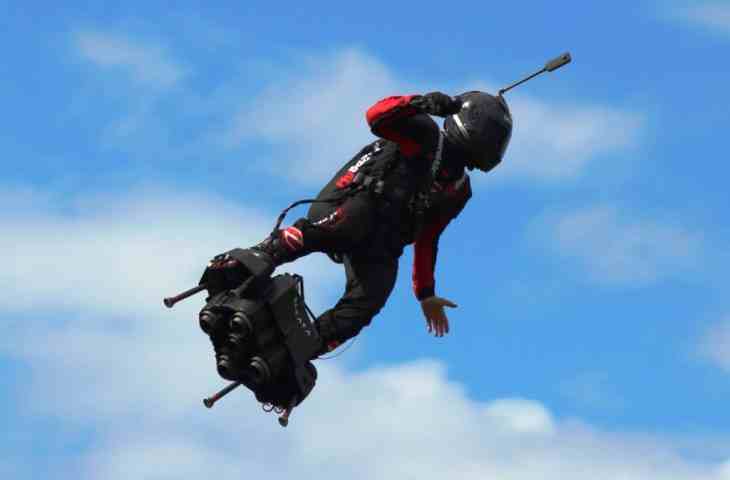 Француз пересек Ла-Манш на летающей доске