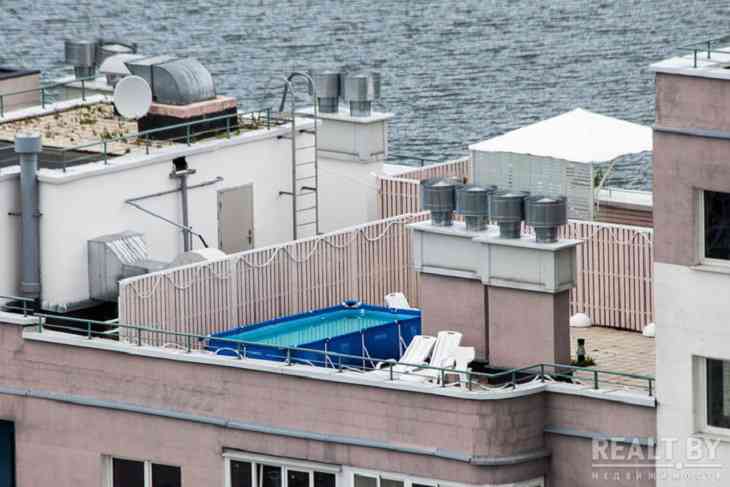 Как в Европе. В Минске на крыше многоэтажки появился бассейн