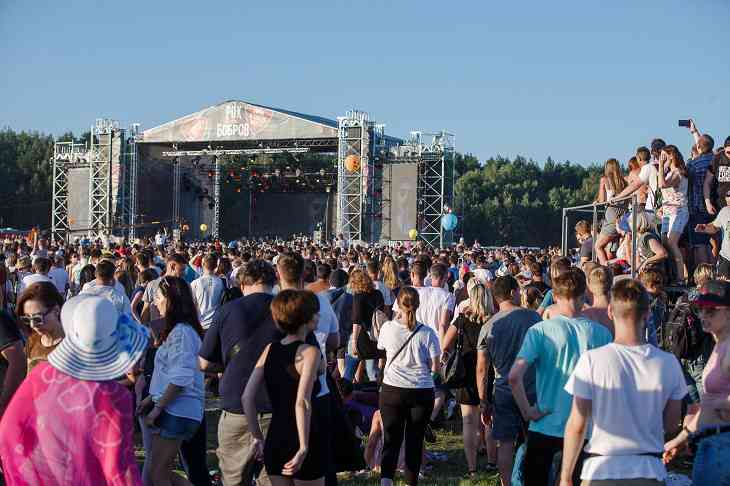 Под Минском прошел «Рок за Бобров». Кто выступал и чем запомнится фест 