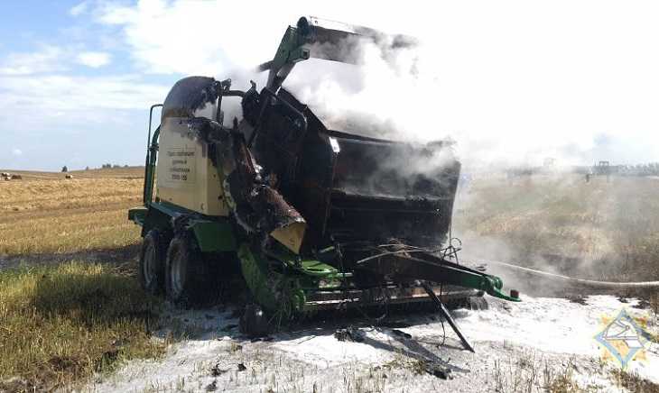 ЧП во время уборочной: на поле в Минском районе сгорел пресс-подборщик