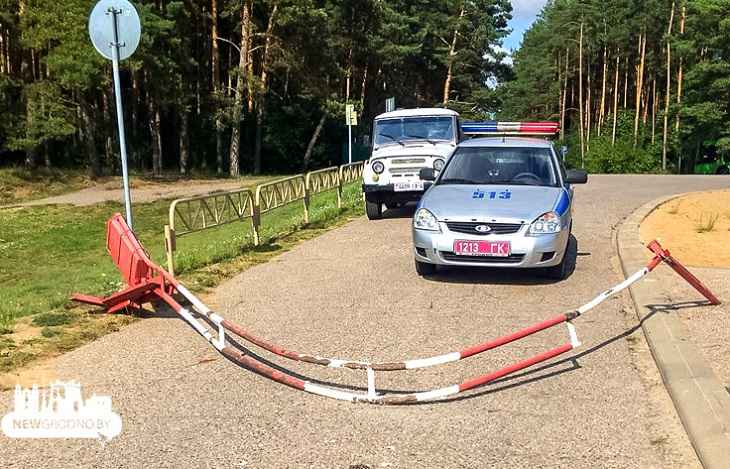 На озере в Гродно пьяный на квадроцикле, скрываясь от ОМОНа, снес шлагбаум. На пляже были женщины и дети