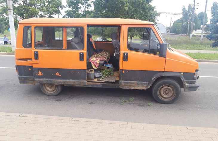 В Заславле милиция задержала микроавтобус: за рулем пьяный, в салоне наркотик