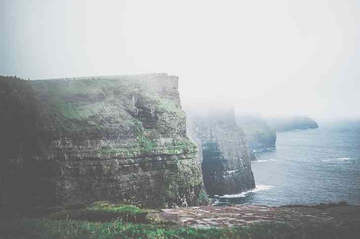 Девушка хотела сходить в туалет у обрыва и разбилась Девушка хотела сходить в туалет у обрыва и разбилась