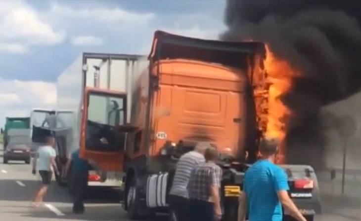 На трассе М1 у фуры во время движения взорвалось колесо, после чего она загорелась
