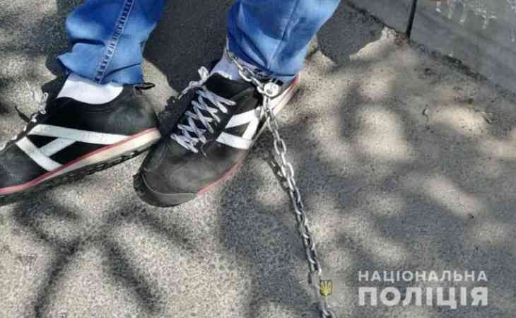 «Не было чем рассчитаться за поездку». Таксист приковал пассажира цепью в подвале