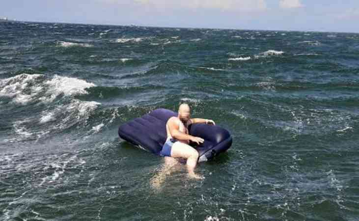 Турист уснул на надувном матрасе и оказался в открытом море