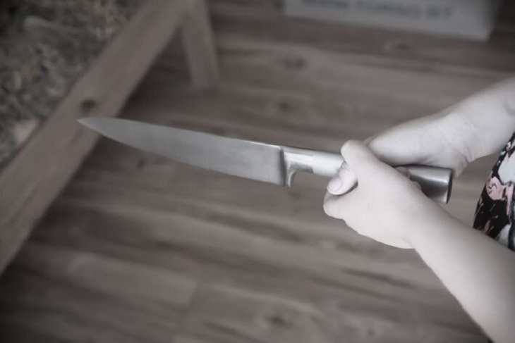 В Ошмянском районе мужчина пытался выдать удар ножом в грудь за несчастный случай