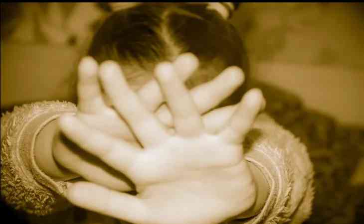 Мать разрешила изнасиловать 15-летнюю дочь и заставила ее пить скипидар, чтобы прервать беременность