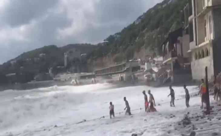 Пьяный россиянин полез купаться в море в четырехметровые волны. Его спасали 20 человек