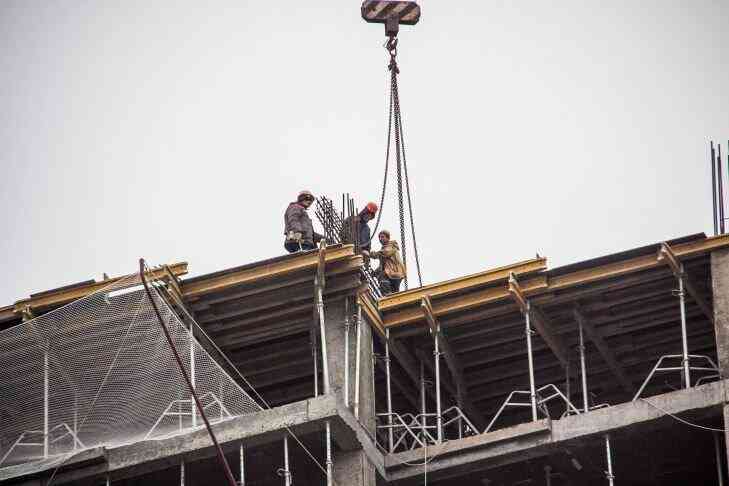 «Жаркие» зарплаты лета. В Кобрине зовут на работу с окладом в 3 000 рублей 