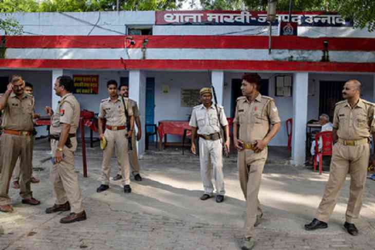 Муж проиграл жену в карты и разрешил победителям изнасиловать ее 