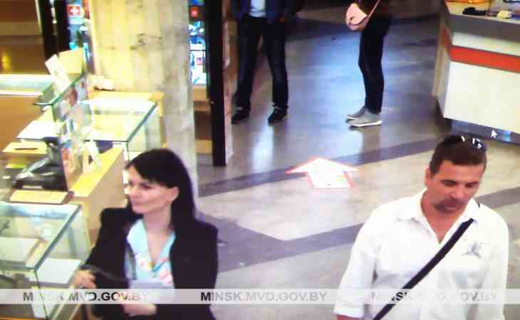 В Минске разыскивают молодую пару: украли в ювелирном магазине 7 золотых колец