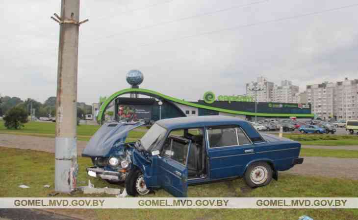 Жуткое ДТП в Гомеле: Жигули» влетели в столб. Водитель погиб