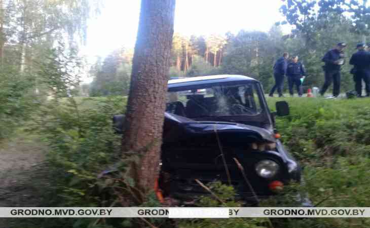 В Ивье пьяный мужчина угнал с охраняемой стоянки «УАЗ» и разбил об дерево
