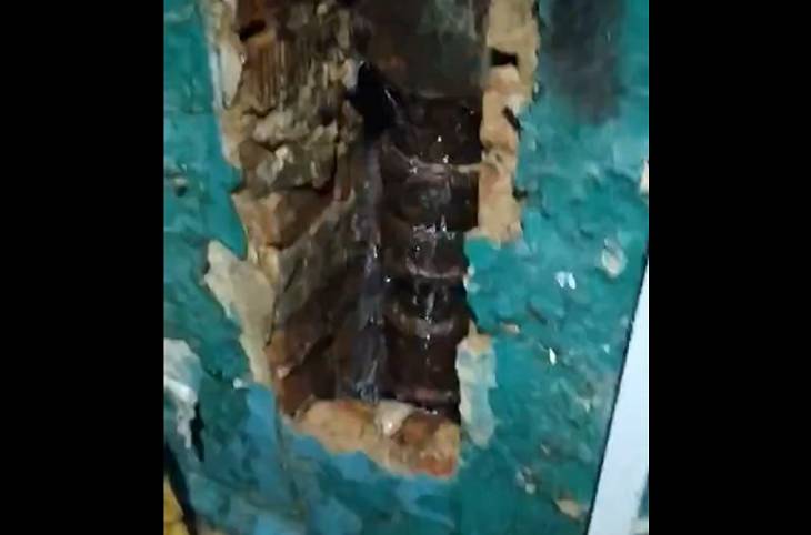 Из-за ливня в Могилеве в подъезде дома образовался «водопад»