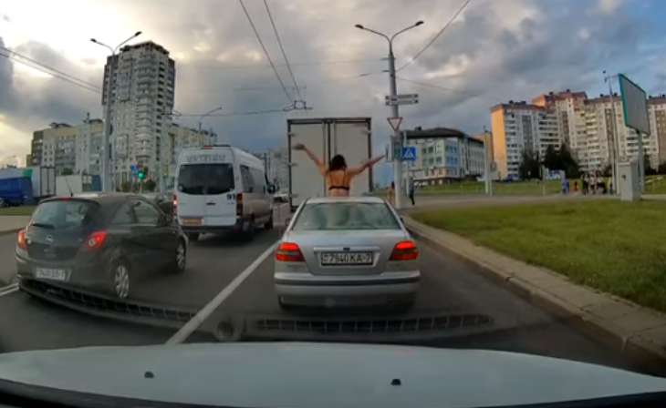 Счастье есть: минчанка в нижнем белье танцевала, высунувшись из люка авто