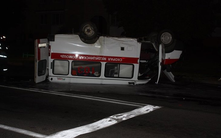 В Ивацевичах после ДТП автомобиль скорой помощи опрокинулся на крышу