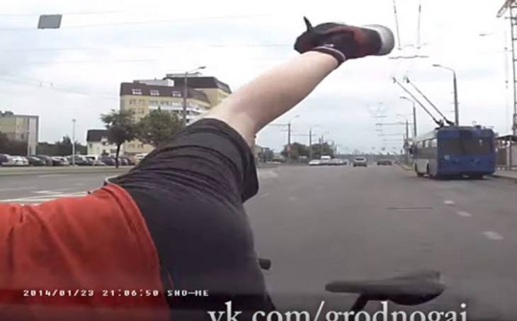 ГАИ Гродно на примере видео пояснила, почему против, чтобы велосипедисты не спешивались на переходах