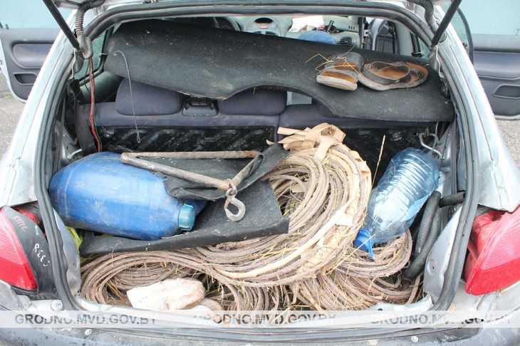 В Зельвенском районе мужчина выкопал и украл кабель связи В Зельвенском районе мужчина выкопал и украл кабель связи