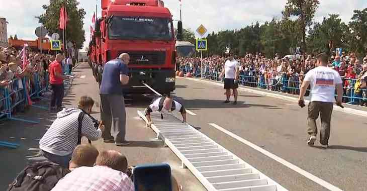 Белорус протянул 15 тягачей МАЗ и установил новый мировой рекорд