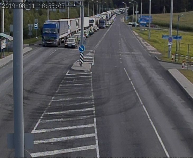 На границе с Евросоюзом сложная обстановка: очереди легковушек и фур