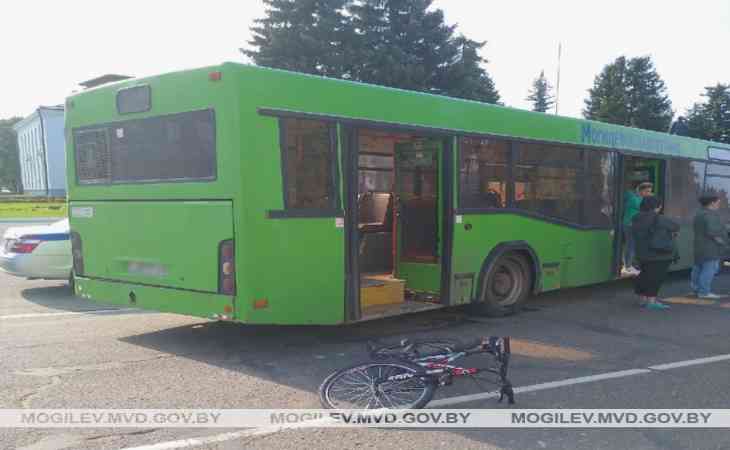 В Осиповичах автобус сбил 15-летнюю велосипедистку. Она была в наушниках