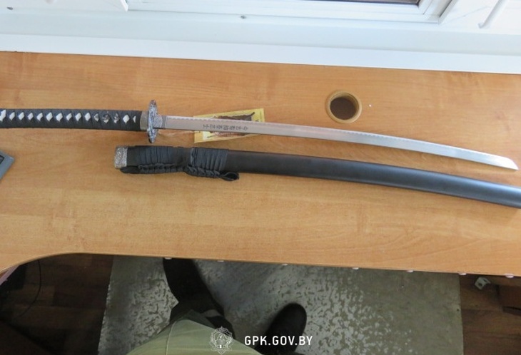 Пограничники отобрали самурайский меч у россиянина из Италии