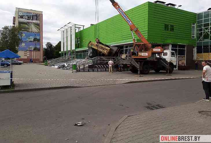 В Бресте автовышка упала на ступени супермаркета