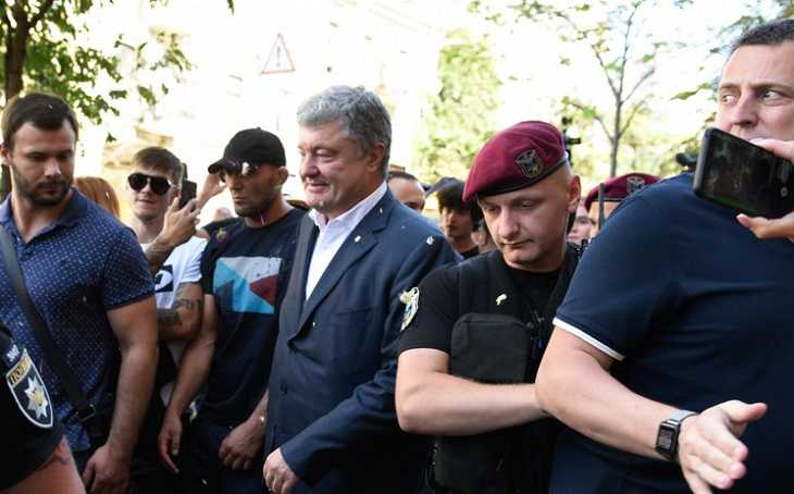Порошенко забросали яйцами после допроса в ГБР