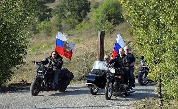 Юрист хочет наказать Путина за езду на мотоцикле без шлема