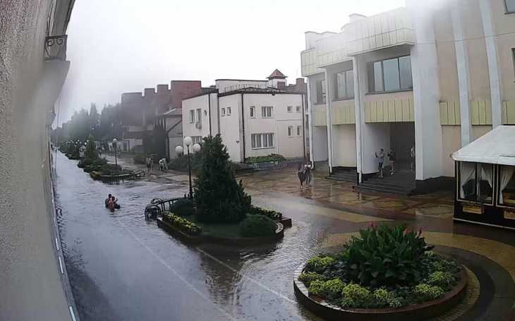 Поваленные деревья на трассах, затопленные улицы. Как выглядит Кобрин после сильного дождя