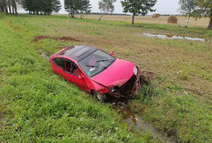 Под Витебском легковушка съехала в кювет: пострадала автоледи