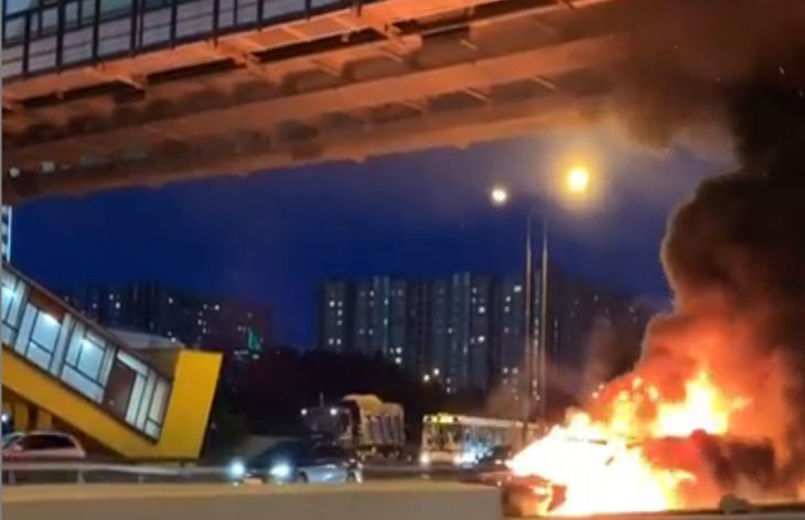 Страшная авария на МКАД: Tesla с детьми в салоне вспыхнула и взорвалась Страшная авария на МКАД: Tesla с детьми в салоне вспыхнула и взорвалась