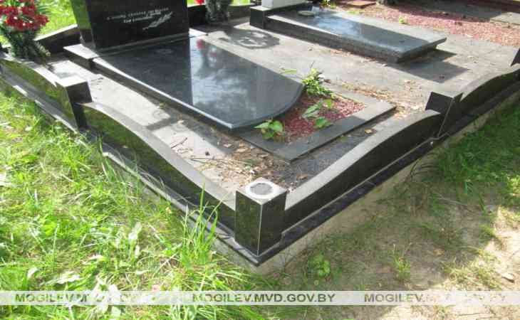 В Кировске 11-летние подростки повредили пять могил на кладбище