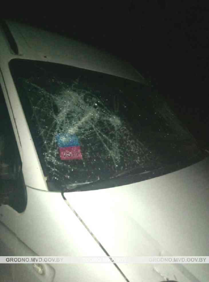 В Гродно мужчина застрял в заборе, избил сторожа и разнес авто 